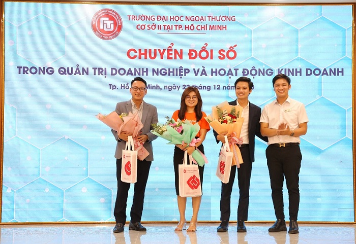 ThS Lê Giang Nam – Trưởng ban TT&QHĐN đã tặng hoa và quà thay lời cảm ơn chân thành đến Quý diễn giả