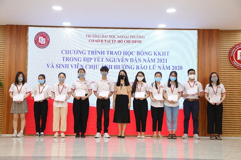 PGS, TS Nguyễn Thị Thu Hà – Phó Giám đốc Cơ sở II trao học bổng cho sinh viên chịu ảnh hưởng bão lũ năm 2020
