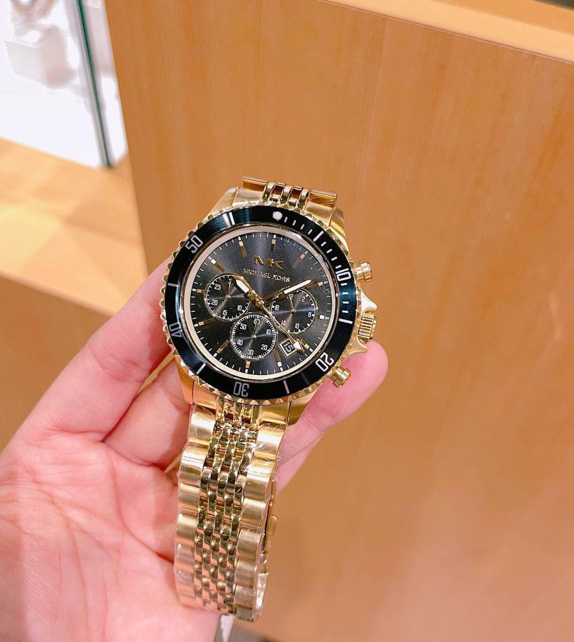 Đồng hồ Michael Kors thiết kế sang trọng và đẳng cấp. Đây là một trong những dịch vụ của shop khi giúp khách hàng sở hữu những sản phẩm xa xỉ. 