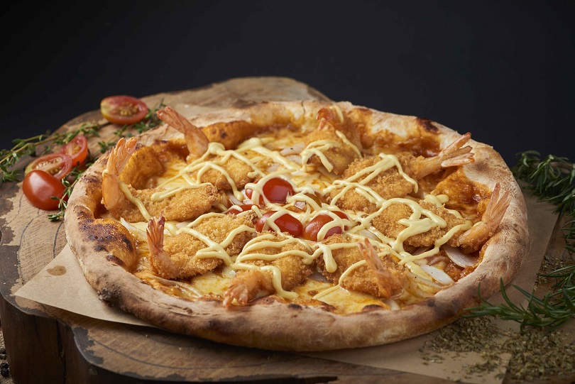 Pizza tôm chiên - Tôm sú tẩm bột chiên giòn dai hòa quyện cùng nước sốt cà chua và phô mai Mozzarella thơm nồng