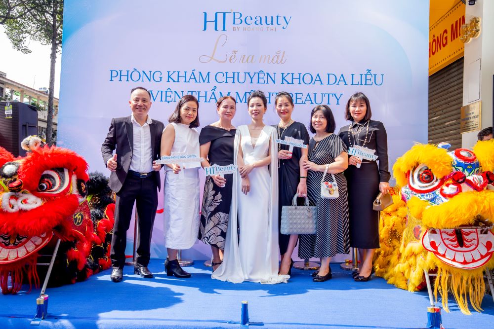 Founder HT Beauty Trương Hoàng Thi cùng các khách mời trong buổi ra mắt