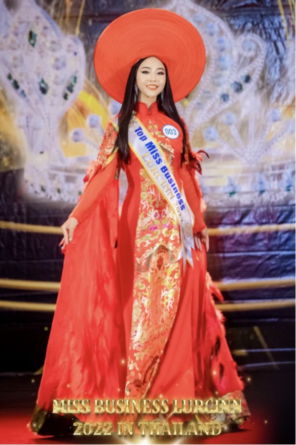 Bà Vũ Thị Hương trong trang phục áo dài truyền thống