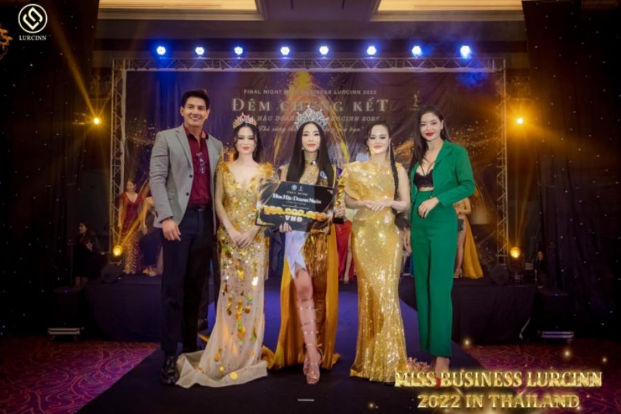 Dàn giám khảo chúc mừng cho tân Hoa hậu Doanh nhân Lurcinn 2022