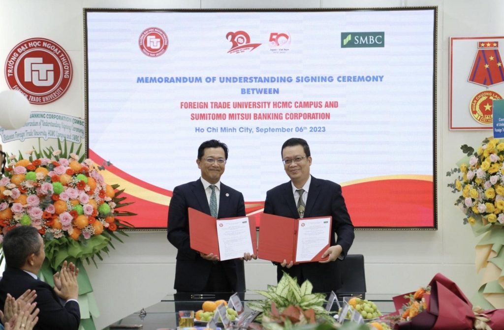 PGS, TS Nguyễn Xuân Minh – Giám đốc Cơ sở II và Ông Yuichi Nishimura – Tổng Giám đốc điều hành SMBC Khu vực Châu Á Thái Bình Dương ký thỏa thuận hợp tác.