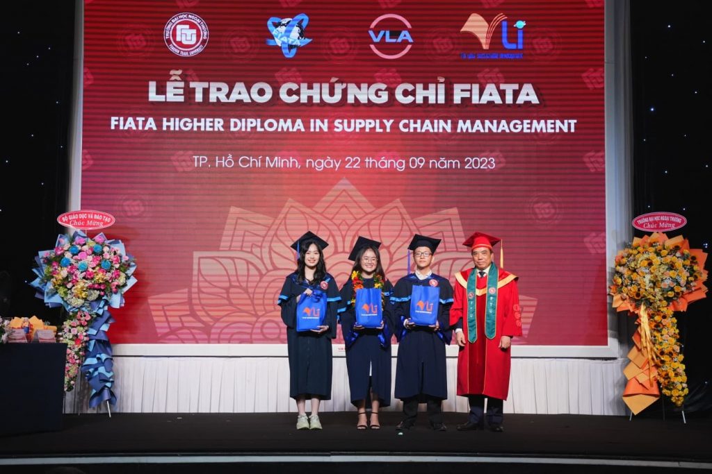 Tân cử nhân Lê Khuê Minh Bản (bên trái) nhận khen thưởng dành cho sinh viên xuất sắc nhất từ Viện Nghiên cứu và Phát triển Logistics Việt Nam