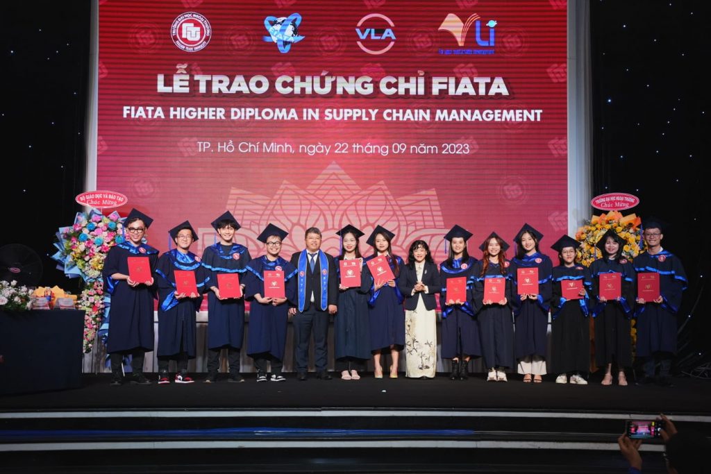 PGS, TS Hồ Thị Thu Hòa – Viện trưởng Viện nghiên cứu và Phát triển Logistics đại diện FIATA cùng PGS, TS Trần Quốc Trung – Phó Giám đốc Cơ sở II trao bằng cho các tân cử nhân 