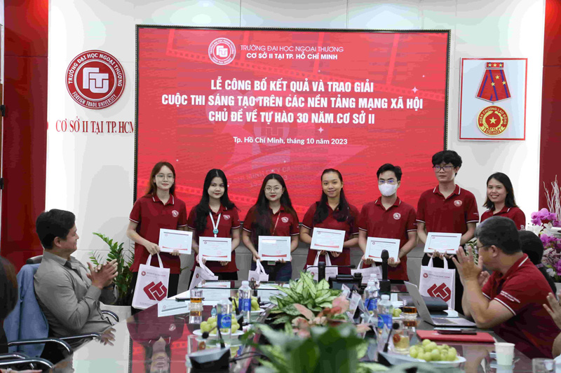 ThS Nguyễn Thị Kim Hằng - Phó Trưởng Ban CTCT&SV trao giải Khuyến khích cho các thí sinh.