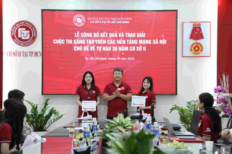 PGS, TS Trần Quốc Trung - Phó Giám đốc Cơ sở II trao giải Ba cho các thí sinh.