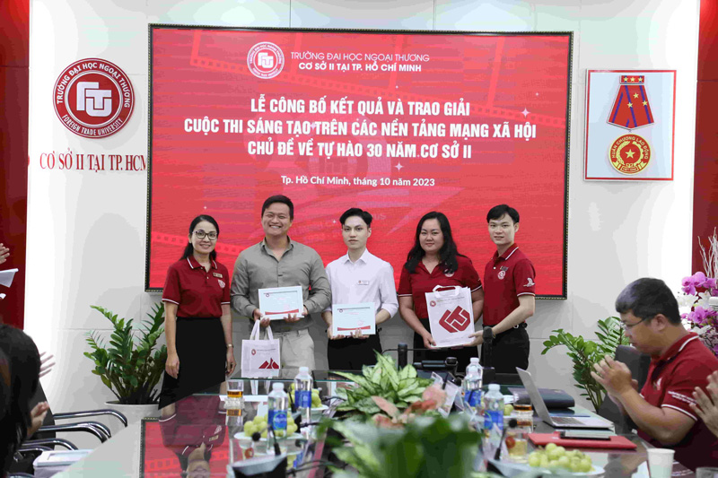 PGS, TS Nguyễn Thị Thu Hà - Phó Giám đốc Cơ sở II trao giải Nhì cho các thí sinh.