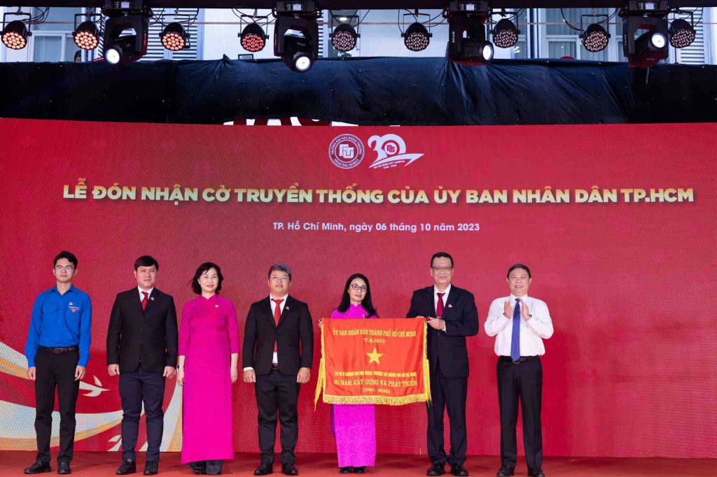 Ông Dương Anh Đức -  Thành ủy viên, Phó Chủ tịch Ủy ban nhân dân Thành phố Hồ Chí Minh trao tặng Cờ truyền thống và huy hiệu thành phố Hồ Chí Minh cùng bằng khen của UBND TP Hồ Chí Minh cho Cơ sở II